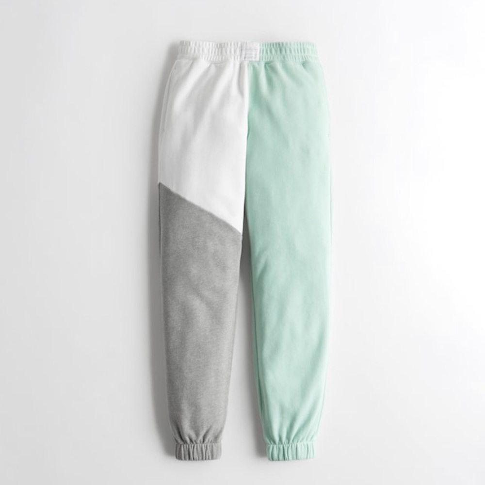 Brand new in packaging. Hollister Ultra High Rise Splice Dad Jogge…